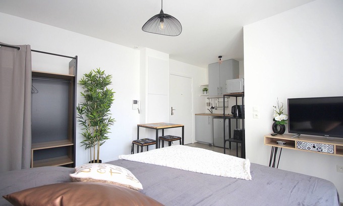 Serris Apartment | Explore Val d'Europe and Disneyland from Trianons3 Hotel