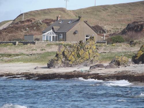 Bellochantuy House | Idyllic Shore Cottage: Pet and Child-Friendly Retreat