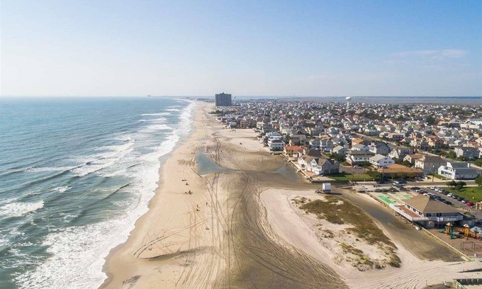 Margate City Condo | Relaxing Shore Getaway with Pool and Family-Friendly Vibes