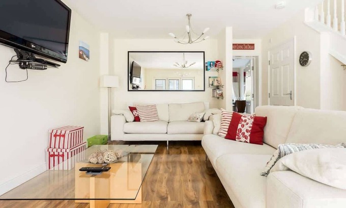Hamworthy House | Top-Rated Shore Thing Retreat for 8 Guests with Breakfast