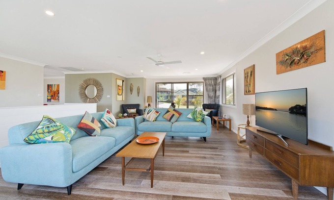 Bonny Hills House | Shorebreak: Prime Beachfront Stay with Ocean Views