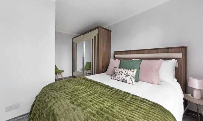 St Luke's Apartment | Shoreditch Central 2BR | Sleeps 6 | Balcony views