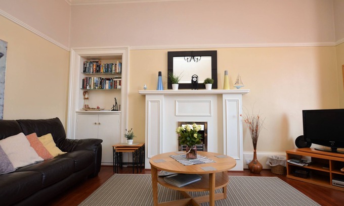 Kilmun Apartment | Pet-Friendly Shorefront Apartment in Dunoon, Sleeps 6