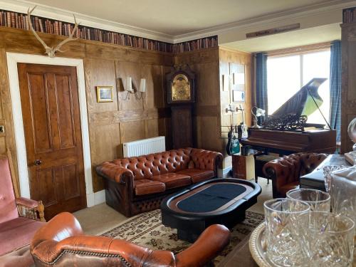 Kirkwall House | Top-Rated Shorelands B&B: Ideal for Families and Kids