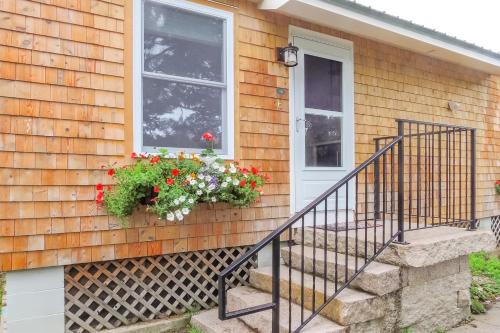 Kennebunk House | Family-Friendly Shorelands Resort with Pool & Hot Tub