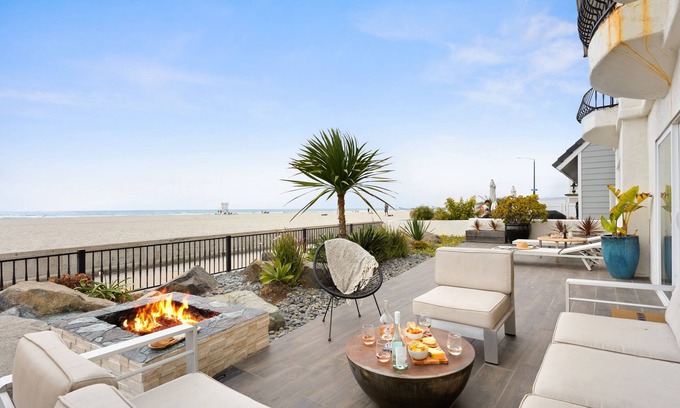 South Mission Beach House | Beachfront Bliss: Shoreline by AvantStay with Spa & Fire Pit