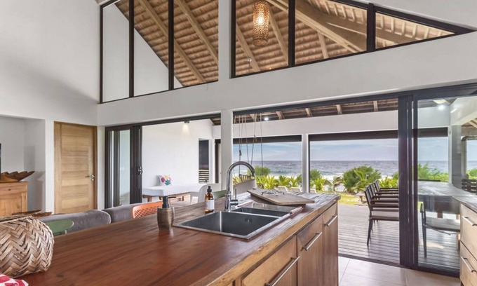 Temae Villa | Beachfront Bliss: 3BR Villa with Ocean Views in Moorea