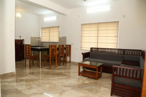 Kozhikode Apartment | Cozy Shoreline Homestay: Family-Friendly Retreat Awaits