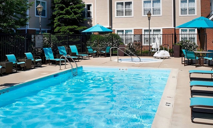 Waukegan Apartment | Convenient Getaway Near Independence Grove with Free Breakfast