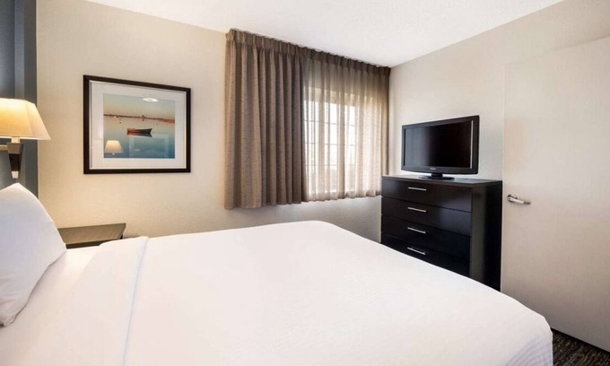 Nassau Bay House | Short Drive to Kemah Boardwalk! Full Kitchen, Pet-friendly, Free Parking!