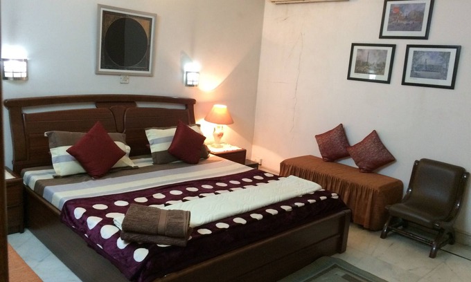 Noida Apartment | Budget-Friendly Short Stay with Breakfast & Kitchen Amenities