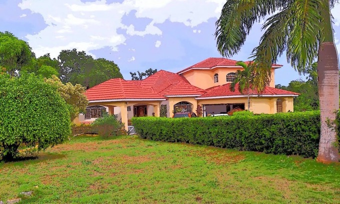 Duncans House | Steps from the Beach with Oceanfront Pool & Breakfast