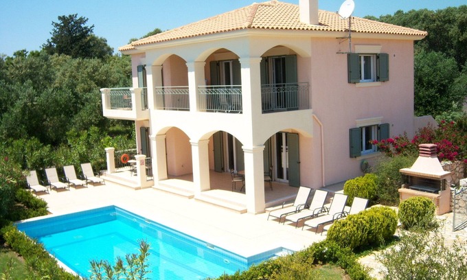 Pesada Villa | Beachside Retreat: 4 Bedrooms, Pool & Ocean Views