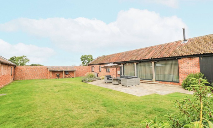 Norwich Cottage | Pet-Friendly Escape at Shorthorn Barn in Taverham