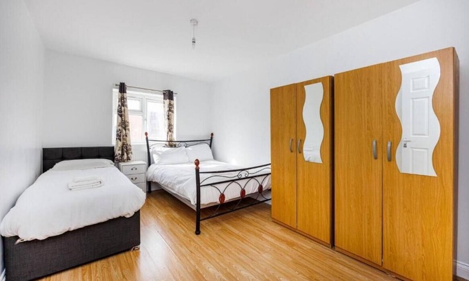 East Ham South House | Family-Friendly 4-Bedroom House with Kitchen Amenities