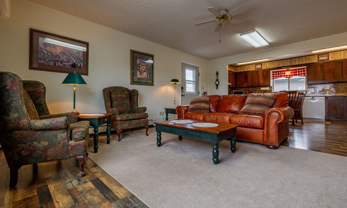 Cody House | Inviting Shoshone Canyon Views with Kitchen & Breakfast