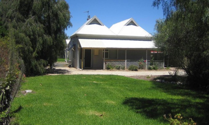 Naracoorte Bed & Breakfast | Welcoming Showgrounds Cottage Naracoorte - 4 Star Stay