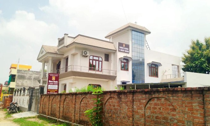 Sarnath House | Budget-Friendly Stay at Shree Nanda Guest House with Hot Tub