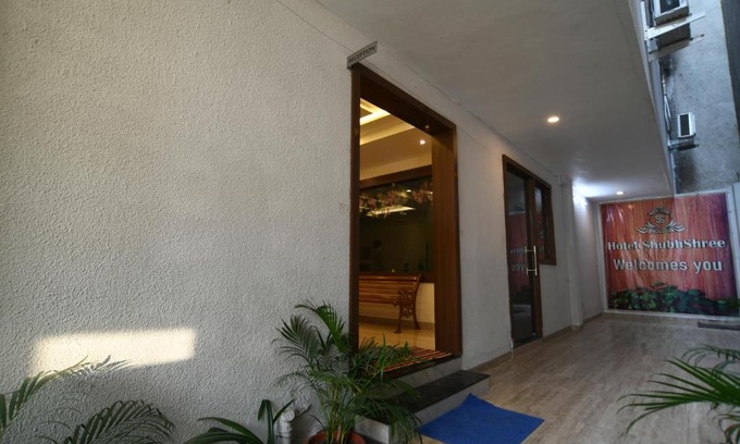 Bhanvarkuan Hotel | Budget-Friendly Shubhshree Residency with Pool & Breakfast