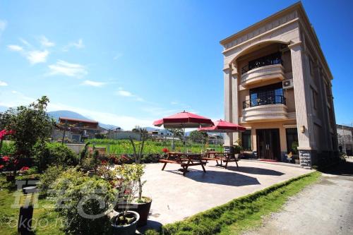 Puli House | Family-Friendly Shui Bu Zi Farmhouse with Kitchen Amenities