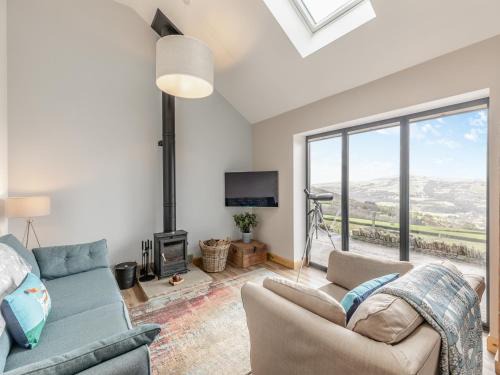 Little Hayfield House | Top-Rated Shutlingsloe: Family-Friendly with Hot Tub Bliss
