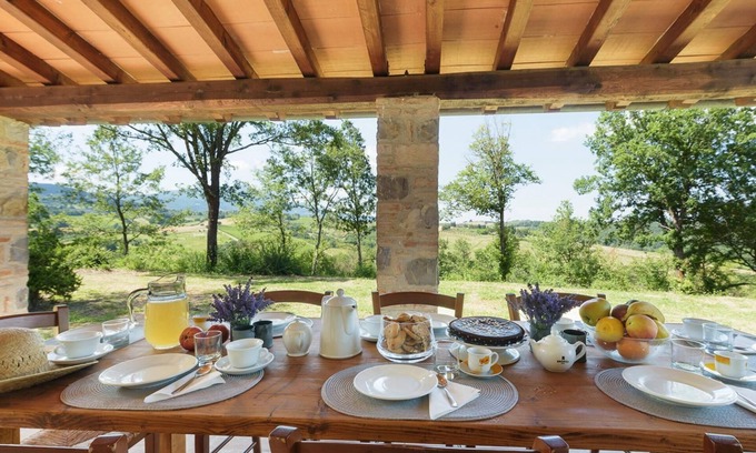 San Casciano dei Bagni Villa | Elegant Amantino 8: Pet-Friendly Retreat with Spa & Kitchen