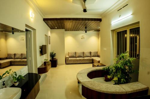 Kochi Apartment | Cozy Siby Homestay with Breakfast and Kitchen Access