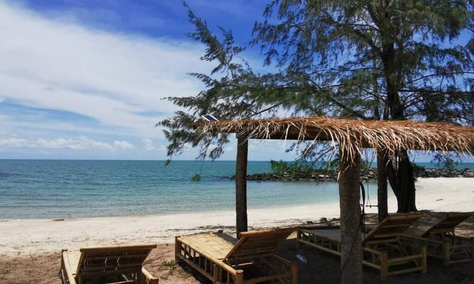 Sichon Hotel | Relaxing Sichon Hideaway: Family-Friendly with Breakfast