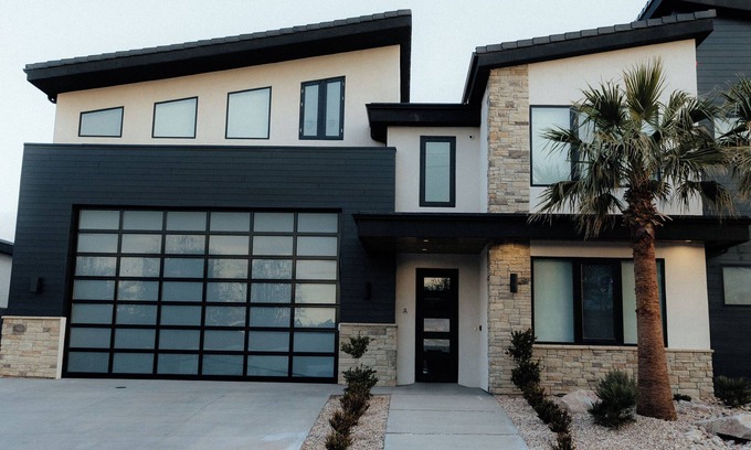 Hurricane House | SIDE A: Private Pickleball, Pool, Trampoline, Theater, Sauna, Hot Tubs and More!