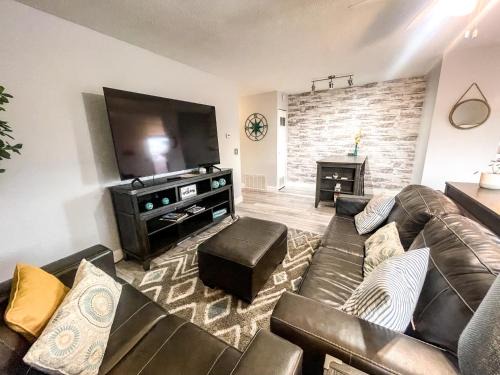 Huron Apartment | Modern Dual Apartments by Central Huron Boat Basin