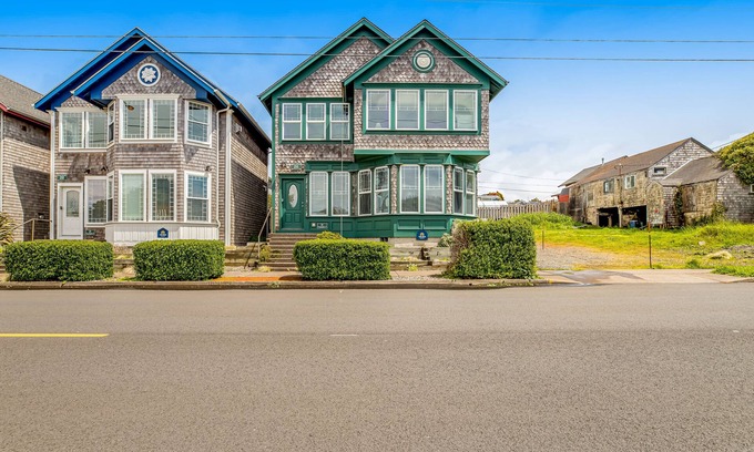 Newport House | Inviting Oceanview Homes with Hot Tubs Just Steps from Beach