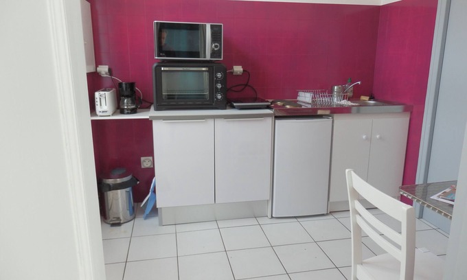 Rochefort Apartment | Charming Garden Apartment in Downtown Rochefort/Mer - 9.6/10