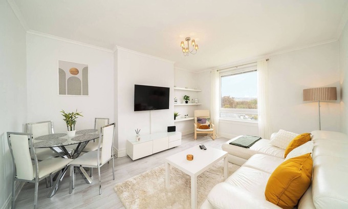 Murthill Apartment | Sidlaw View: Stylish 3-Bed Retreat with Breakfast Included