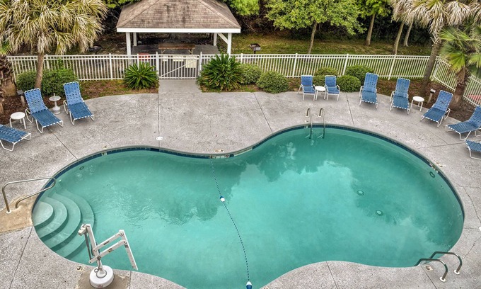Gautier Hotel | Relax at Siegel Select Gautier with Pool and Spa Amenities