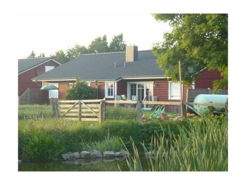 Grube House | Siems Modern Retreat: Family-Friendly Haven with Kitchen