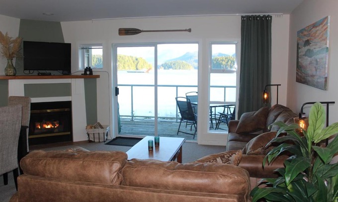 Tofino Apartment | Experience Siennas Harbour House: Oceanfront Bliss Awaits