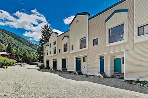 Taos Ski Valley Apartment | Relax at Sierra Del Sol 10: Pool & Hot Tub Await!