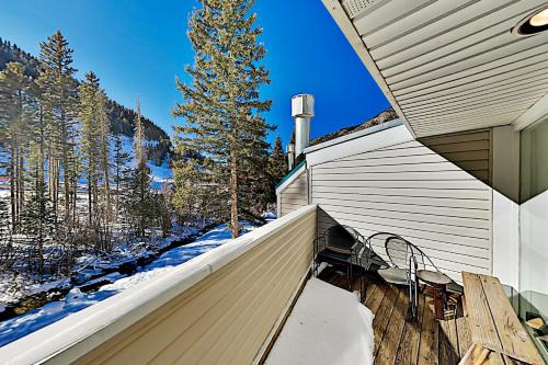 Taos Ski Valley Apartment | Relaxing Getaway at Sierra Del Sol 30 with Hot Tub Access