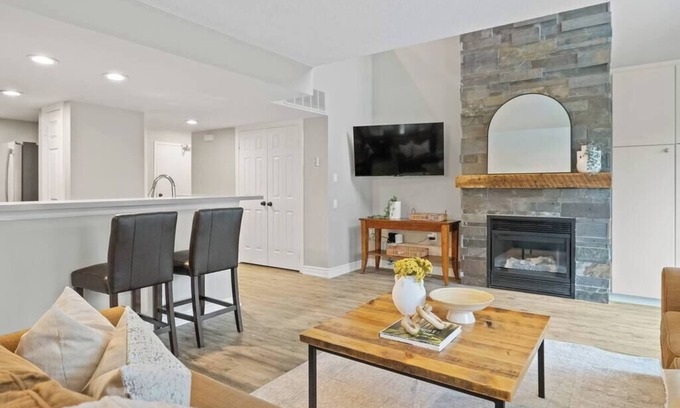 The Blue Mountains Condo | Discover Sierra Heights: Walk to Blue with Outdoor Pool