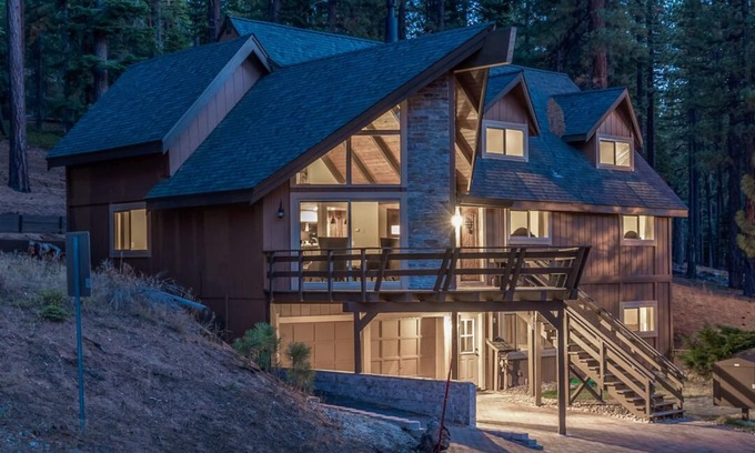 Montgomery Estates House | Experience Sierra House Chalet: 7 Bedrooms, Hot Tub & Pool