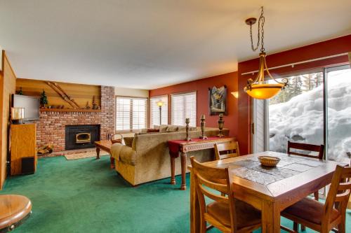 Mammoth Lakes Apartment | Cozy Sierra Megeve 9 with Relaxing Hot Tub Amenities