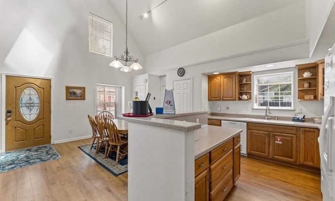 Tahoe Paradise House | Cozy Sierra Mountain Lodge with Spa & Breakfast Included