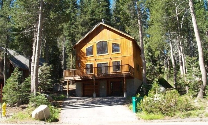 Serene Lakes Cabin | Unmatched Sierra Retreat: Family-Friendly with Pool & Kitchen