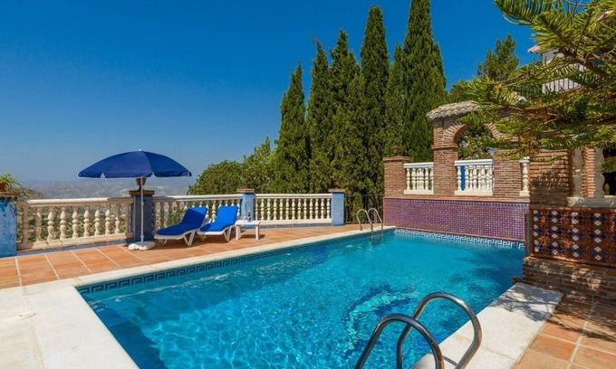 Alcaucin Villa | Escape to Sierra Tejeda - Casa Jardín Alcaucín with Spa