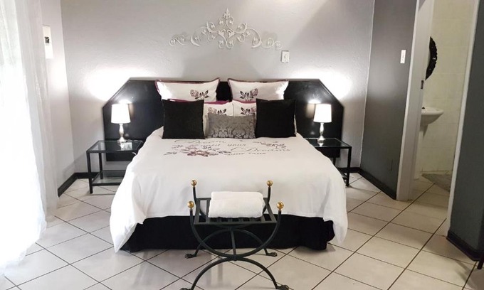 Musina House | Inviting Siesta Guest House: Family-Friendly with Pool & Breakfast