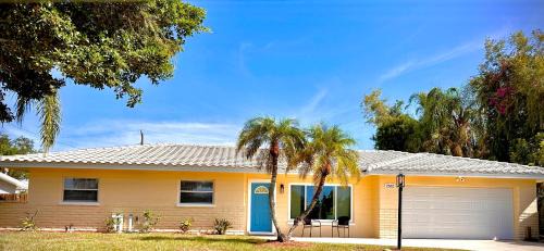 Sarasota House | Discover Siesta Hideway: Pet-Friendly Bliss Awaits You
