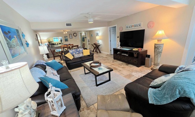 Siesta Key Condo | Beautiful Siesta Key Condo with Heated Pool & Ocean View