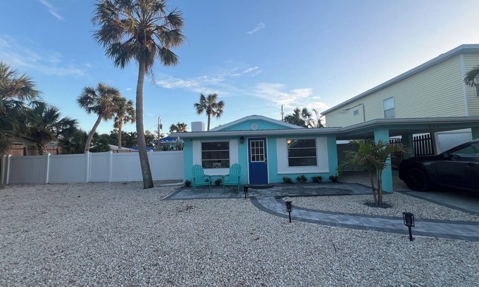 Siesta Key Cottage | Charming Siesta Key Cottage with Private Heated Pool