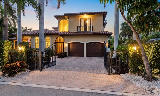 Bay Isle House | Pet-Friendly Siesta Key Pool Palace - Steps from the Beach