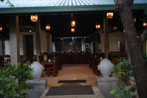 Dambulla Resort | Experience Nature at Sigiri Asna Resort: Pool & Dining